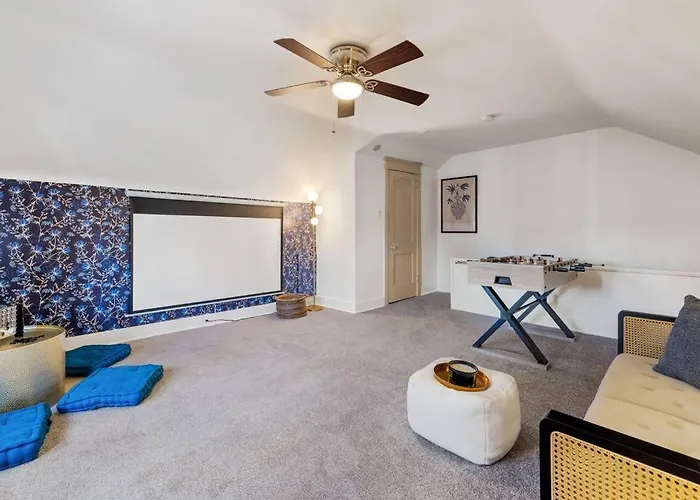 Downtown Escape: 3br - Game/movie - Foosball